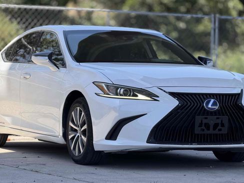 Used 2019 Lexus ES 300h w/ Accessory Package 2 FWD image 4
