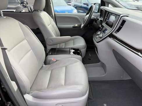 Used 2017 Toyota Sienna XLE w/ XLE Navigation Package image 13