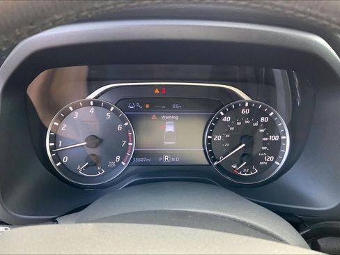 Used 2024 Nissan Titan SV w/ SV Convenience Package RWD image 23