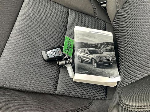 Used 2022 Ford Explorer XLT image 11