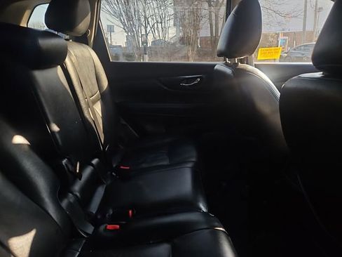 Used 2018 Nissan Rogue SV image 9