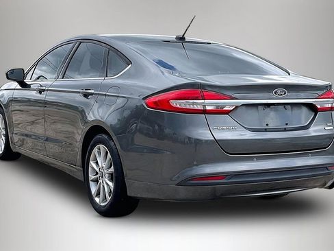 Used 2017 Ford Fusion SE w/ Fusion SE Technology Package FWD image 4