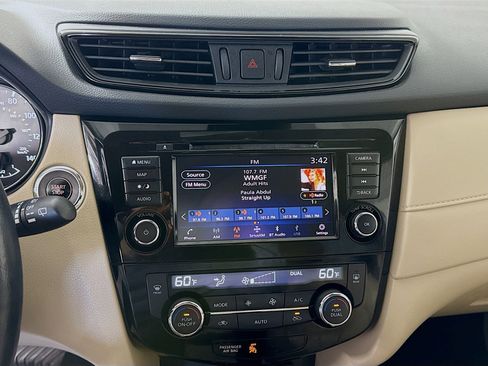 Used 2020 Nissan Rogue SV w/ Premium Package image 18