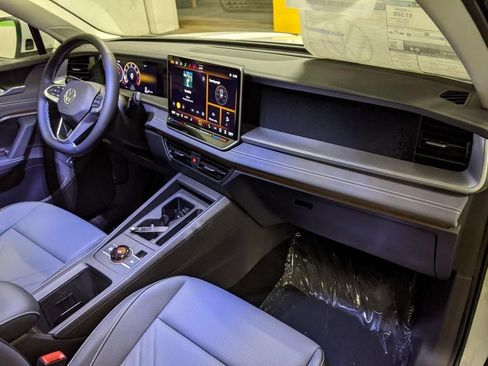 New 2026 Volkswagen Tiguan SE FWD image 20