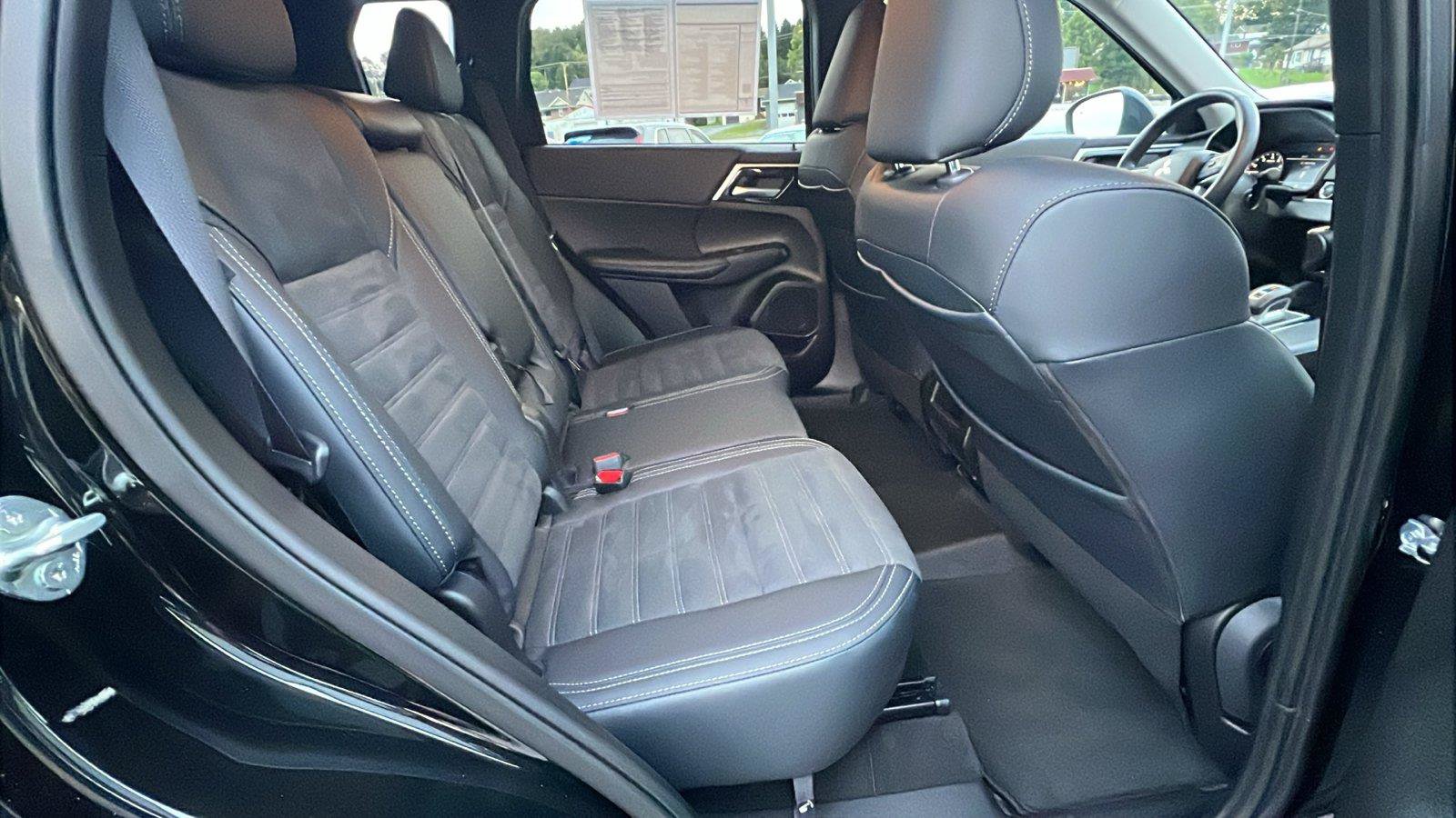 Used 2024 Mitsubishi Outlander SE AWD/4WD image 15