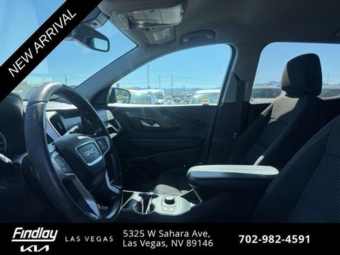 Used 2024 GMC Terrain SLE w/ Driver Convenience Package FWD image 5