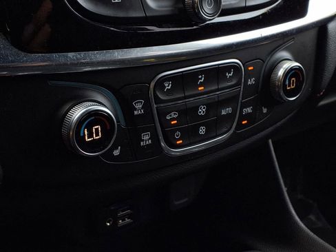 Used 2022 Chevrolet Traverse RS FWD image 9
