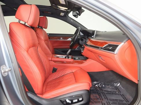 Used 2022 BMW ALPINA B7 xDrive w/ Luxury Rear Seating Package image 13