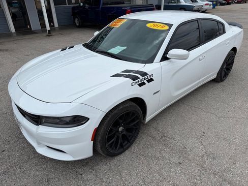 Used 2019 Dodge Charger SXT image 3
