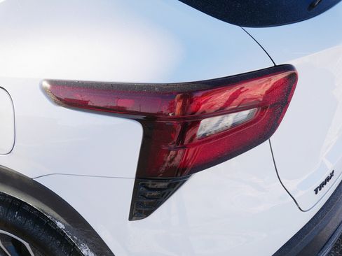 Used 2024 Chevrolet Trax RS w/ Sunroof Package image 17