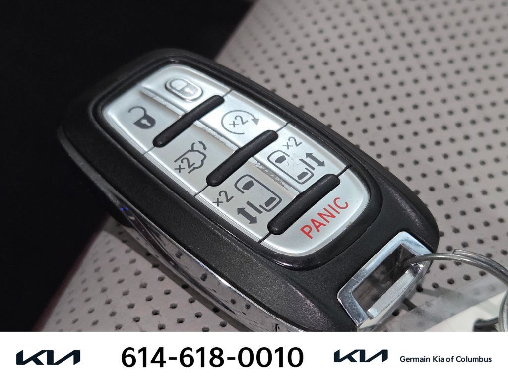 Used 2017 Chrysler Pacifica Limited w/ UConnect Theater Package FWD image 33