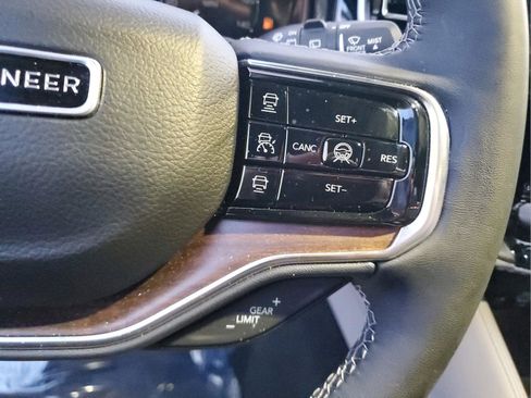 Certified 2025 Jeep Grand Wagoneer 4WD image 25