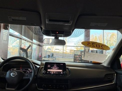 Used 2025 Nissan Rogue S image 28