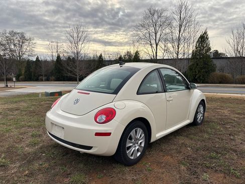 Used 2010 Volkswagen Beetle Coupe image 5