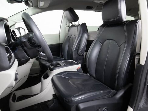 Used 2022 Chrysler Pacifica Touring-L image 10