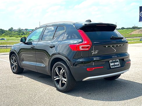 Used 2023 Volvo XC40 B5 Core AWD/4WD image 6