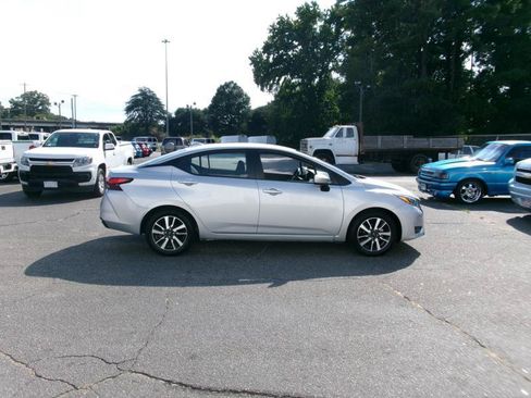 Used 2025 Nissan Versa SV FWD image 5