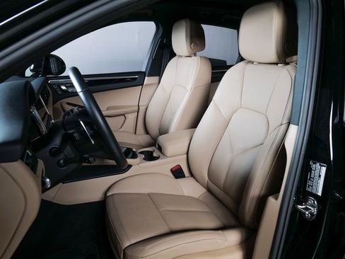 Certified 2025 Porsche Macan image 5