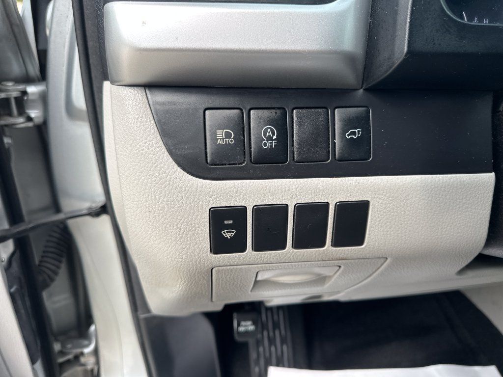 Used 2017 Toyota Highlander Plus FWD image 21