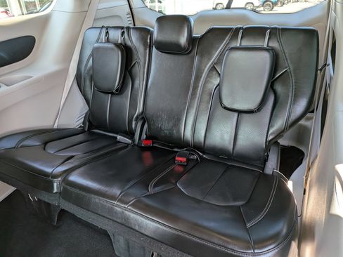 Used 2023 Chrysler Pacifica Touring-L FWD image 27