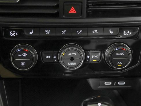Used 2023 Volkswagen Jetta SE w/ Panoramic Sunroof Package FWD image 32