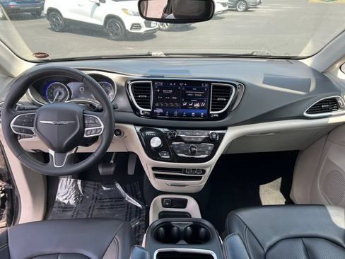 Used 2023 Chrysler Pacifica Touring-L FWD image 12