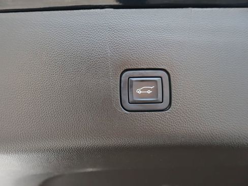 Used 2022 Chevrolet Traverse Premier AWD/4WD image 28