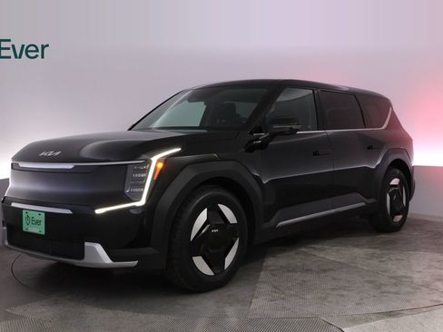 Used 2024 Kia EV9 Light Long Range RWD image 2