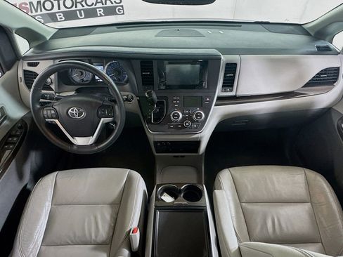 Used 2017 Toyota Sienna XLE Premium image 32