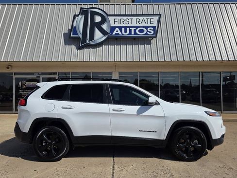 Used 2018 Jeep Cherokee Latitude w/ Altitude Package FWD image 9
