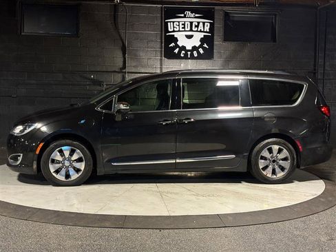 Used 2018 Chrysler Pacifica Limited w/ Advanced Safetytec Group image 2
