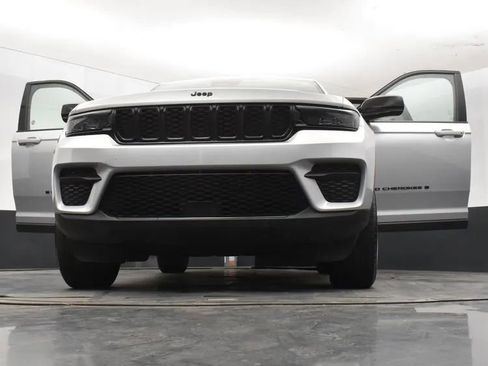 Used 2024 Jeep Grand Cherokee Altitude image 11