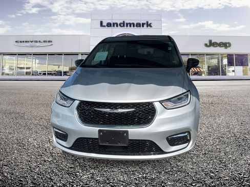 Used 2024 Chrysler Pacifica Touring-L FWD image 1