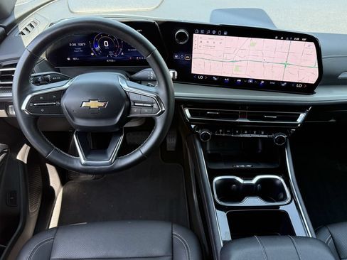 Used 2025 Chevrolet Traverse LT FWD image 11