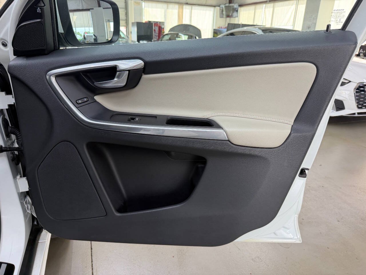 Used 2016 Volvo XC60 T6 AWD/4WD image 16