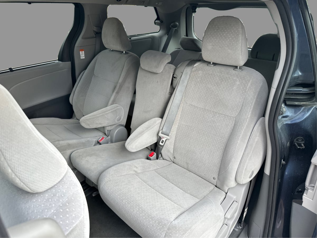 Used 2020 Toyota Sienna LE w/ LE Preferred Package FWD image 48