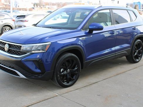 Certified 2023 Volkswagen Taos SE w/ Panoramic Sunroof Package image 3