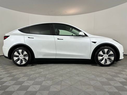 Used 2022 Tesla Model Y Long Range image 28