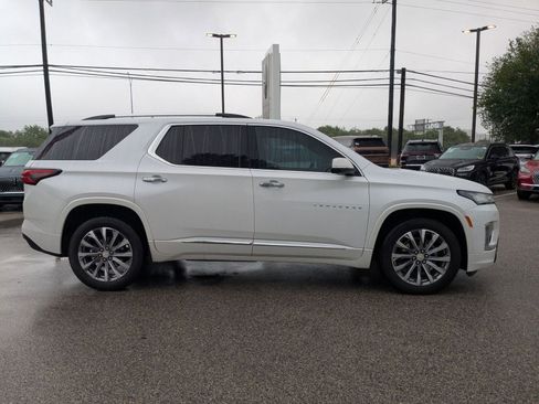 Used 2023 Chevrolet Traverse Premier FWD image 2