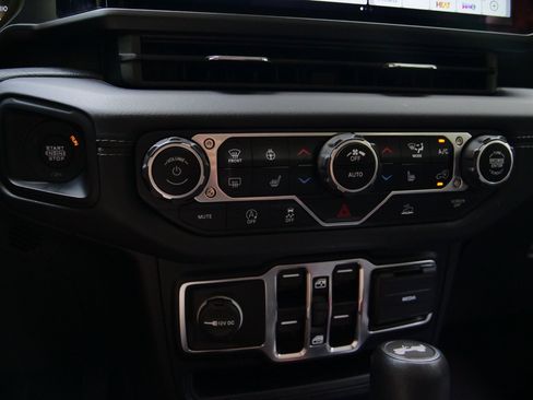 Used 2024 Jeep Wrangler Unlimited Sahara AWD/4WD image 14