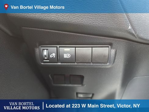 Used 2023 Toyota Corolla Cross LE w/ Moonroof Package image 15