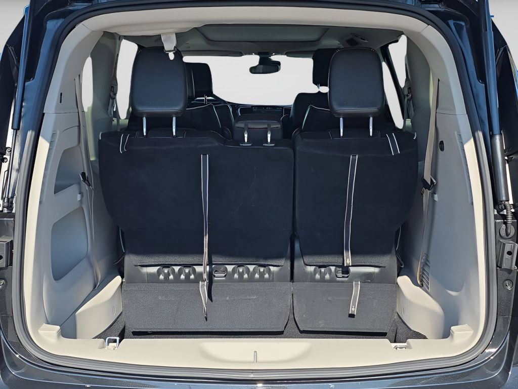 Used 2024 Chrysler Pacifica Limited FWD image 14
