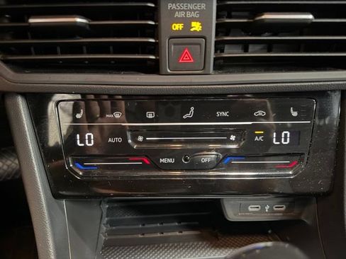 Used 2025 Volkswagen Jetta SE FWD image 37