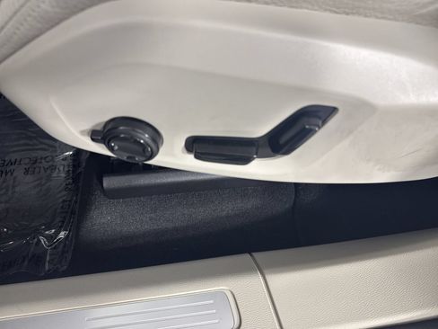 Used 2019 Volvo XC60 T6 Momentum w/ Multimedia Package AWD/4WD image 28