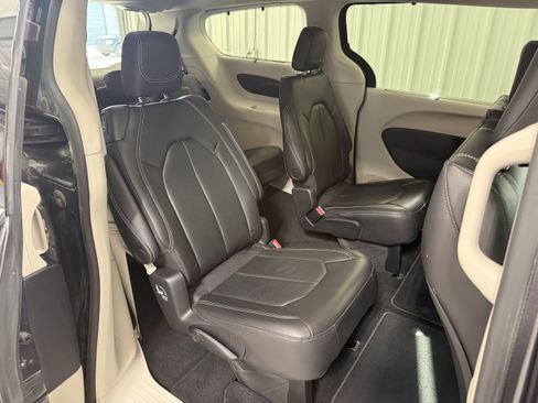 Used 2022 Chrysler Pacifica Touring-L FWD image 9