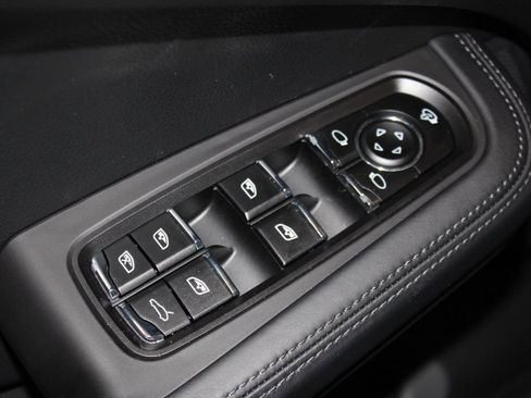 Certified 2025 Porsche Macan AWD/4WD image 18