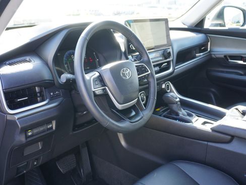 Used 2025 Toyota Grand Highlander AWD image 23