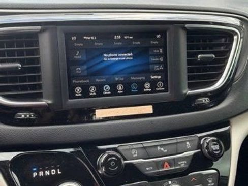Used 2020 Chrysler Pacifica Touring FWD image 2