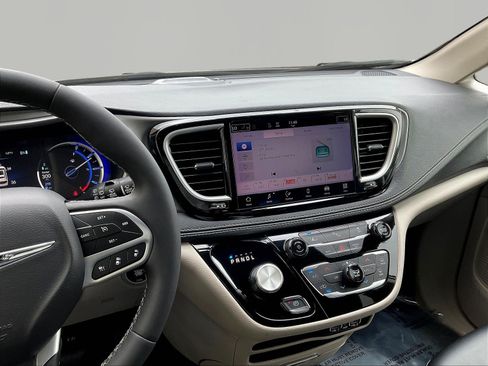 Used 2023 Chrysler Pacifica Touring-L FWD image 9