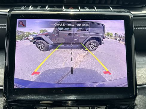 Used 2024 Jeep Grand Cherokee Limited w/ Black Appearance Package AWD/4WD image 32